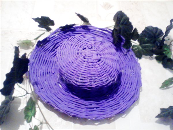 Шляпка из газетных трубочек, украшенная цветами в технике квиллинг
