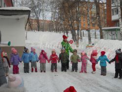 Зимнее спортивное развлечение на улице для детей младших и средних групп