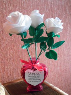 Белые розы в подарок маме на 8 Марта своими руками.