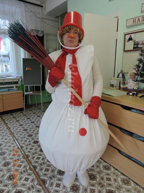 Подробная инструкция, как быстро сделать оригинальный костюм Снеговика своими руками.
